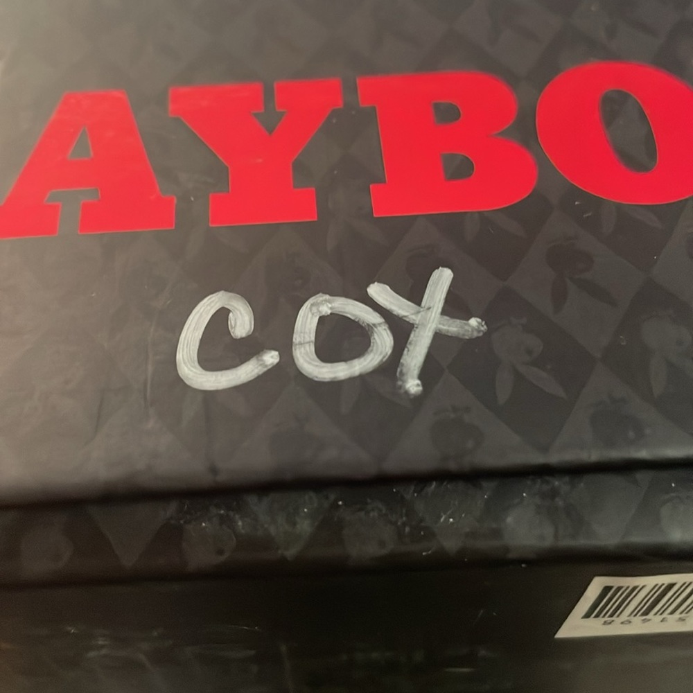 PLAYBOY Boxed Poker Kit - Picture 11 of 11